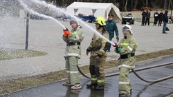 Школьники из Корсакова испытали себя в качестве пожарных